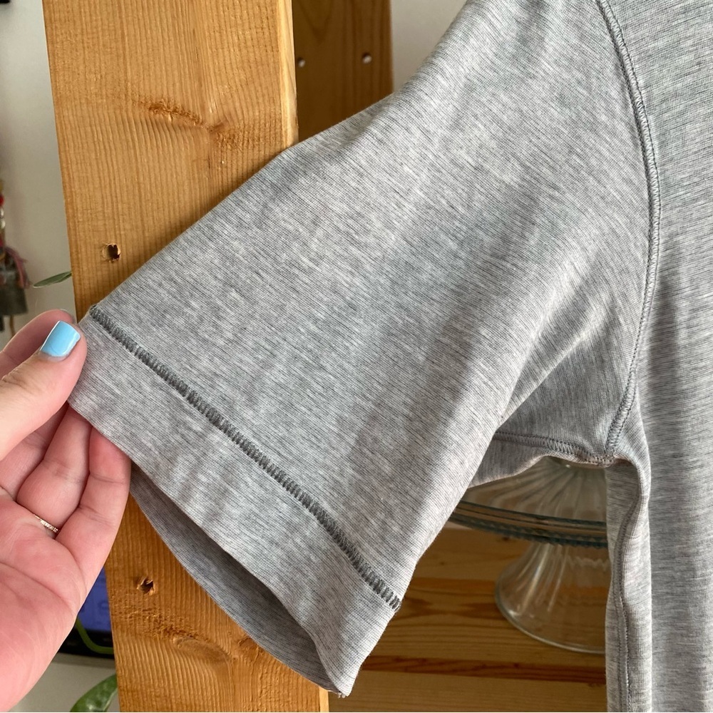Lululemon Flouncey Tee Mini Stripe Heathered Medium Grey Angel Wing S - Picture 10 of 16
